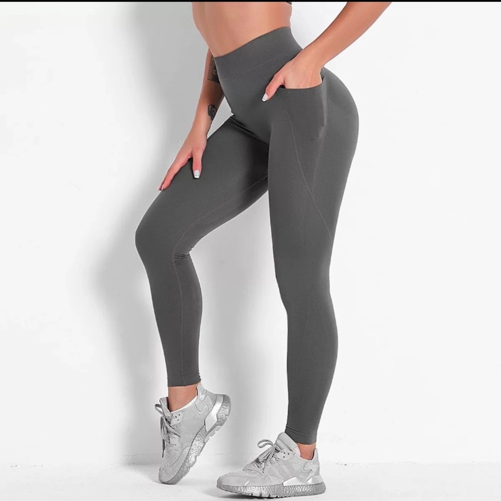 NEW WITH TAGS* Naturyl by Niykee leggings